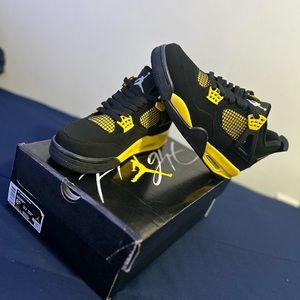 Jordan 4 Retro
Thunder